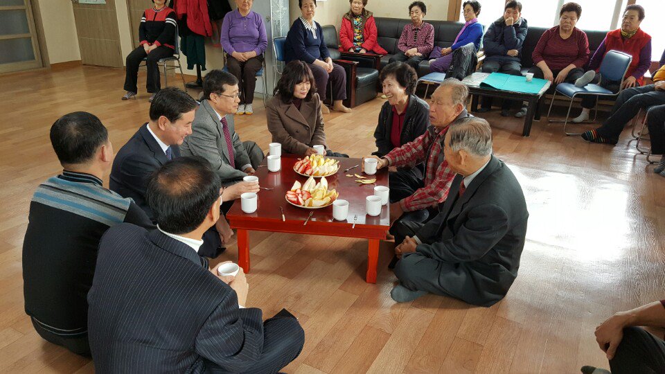 #성남시 중원구청장과 상대원2동장은
상원경로당을 방문하여
어르신들의 생활을 살피며 담소를 나누는
시간을 가졌습니다^^ 

올해에도 건강하시길 바랍니다^^

#만수무강하세요
#상대원2동