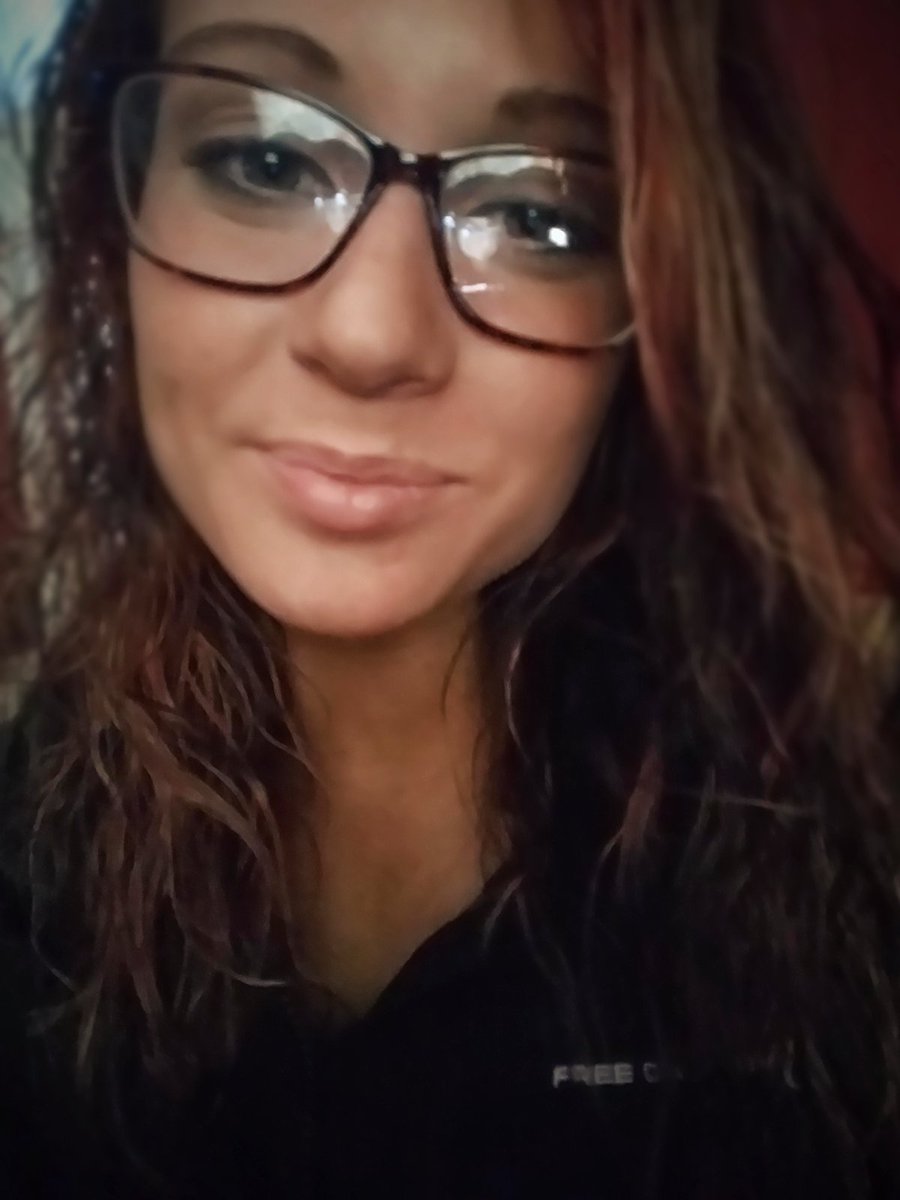 williamson92913's tweet photo. Just picked up my new pair of glasses today! 😎 #chickswithglasses #newglasses #nerdlife #ICanSee https://t.co/mBM4QnwrnT