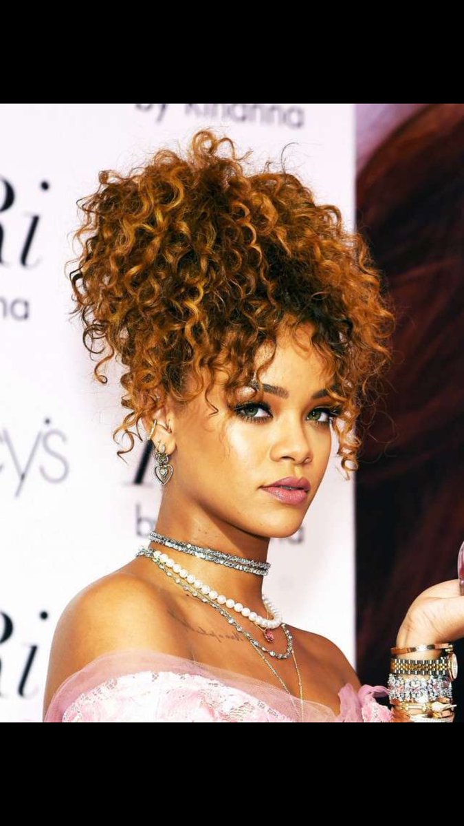 riley13049's tweet photo. Someone please tell me why my twin looks more like Rihanna's twin than mine??? https://t.co/5wV3MY0yyz