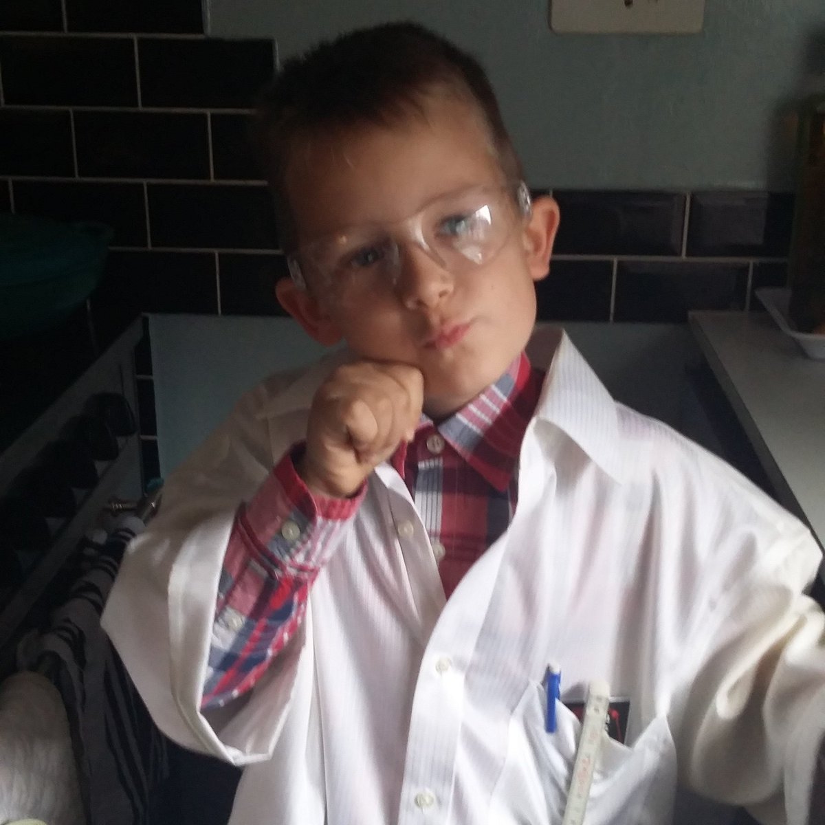 alexisuk's tweet photo. Hi @Brains_On from Henry aged 7 from London ,U.K , loves the podcasts &amp; is dressed up for scientist day at school https://t.co/rdfrLpwFGM