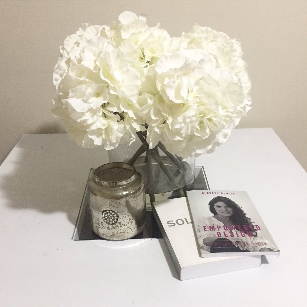 BlancheGarcia's tweet photo. Another book found another home. Thanks for sharing your pic @adrir26 !
Buy ๐ at https://t.co/59LzICLVqg
#EmpoweredDesign #passionproject https://t.co/3plqxRusZQ