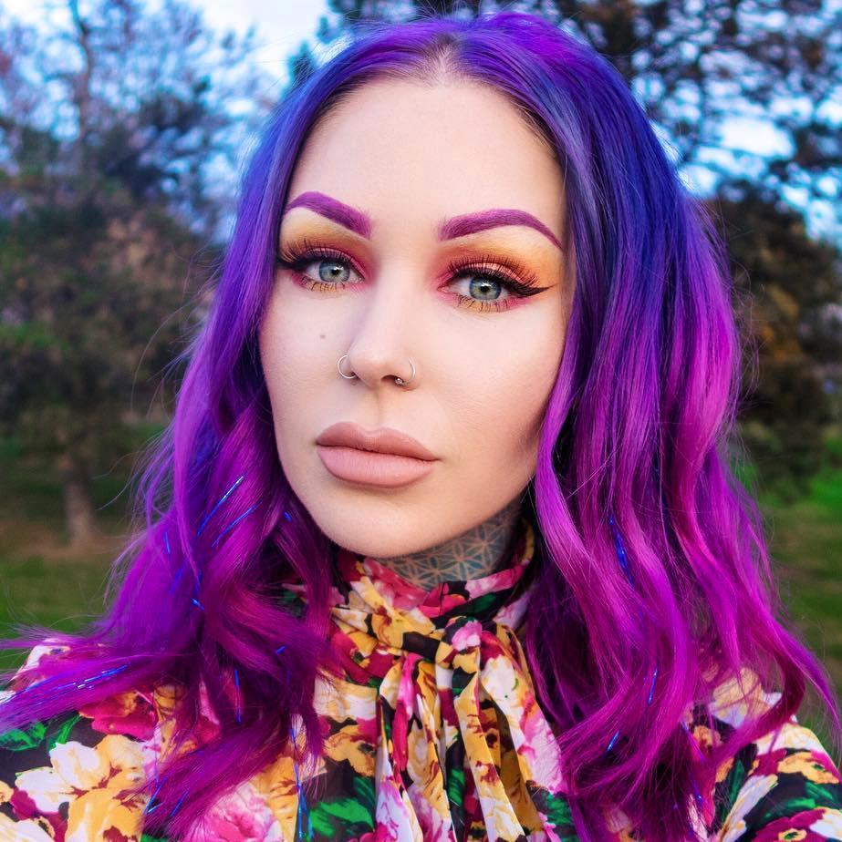 UrbanDecay's tweet photo. .@KristenxLeanne nails the color game, as per usual, in Full Spectrum. π #ColorUnleashed #UrbanDecay https://t.co/vsSytwmX6C