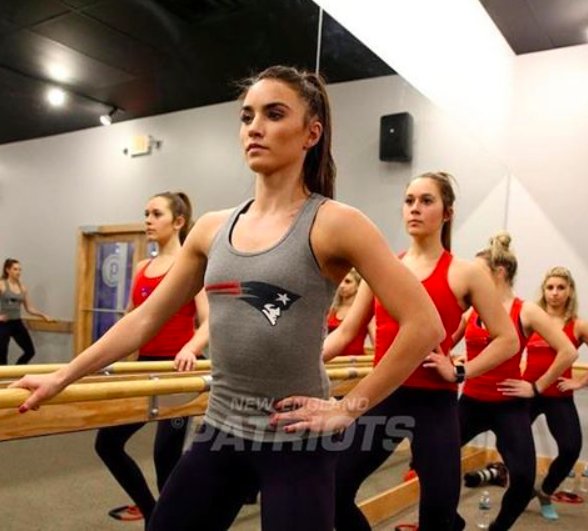 PureBarreYVR's tweet photo. Burn off all those #SuperBowlSunday calories at the barre like these babes! #PureBarre #PureBarreYVR https://t.co/oX4JmmgI8q