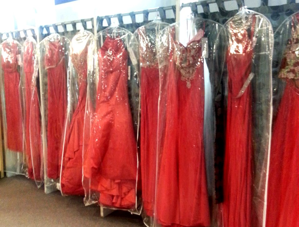 jobedarca's tweet photo. Valentine's Day. The perfect red gown is waiting on you at Regiss.  #exclusive #regislouisville #regissglasgow #regissowensboro https://t.co/zwvp8AKWIW