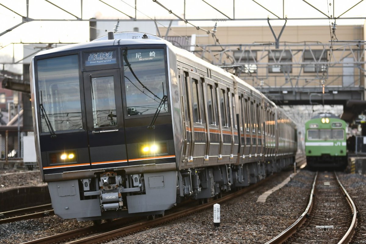 furipika0033's tweet photo. 2/7 2107M S37+Z10

順当したのでオール更新の直快。
順光で撮りたかったけど……
とりあえず103系との並び優先で。 https://t.co/QOSY1seAto