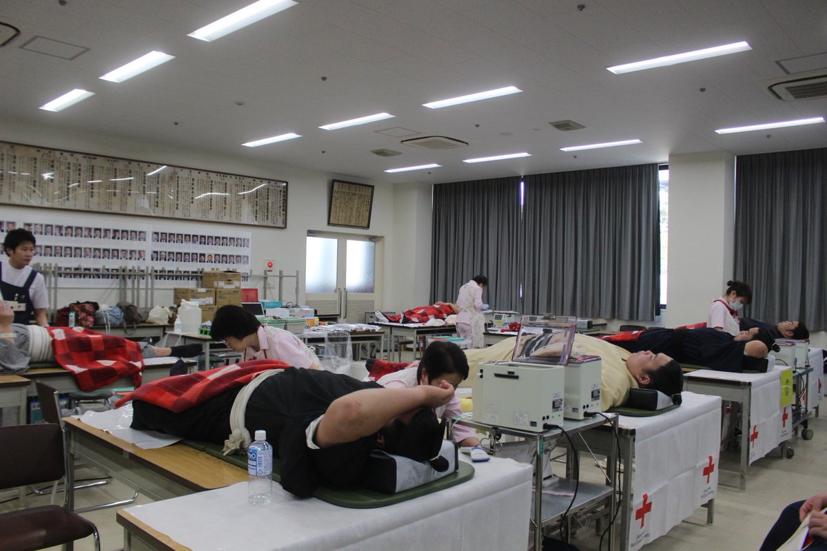 ＜献血＞東京都赤十字血液センターからの要請による献血運動に協力するため、昨日、国技館で力士たちによる献血が行われまし