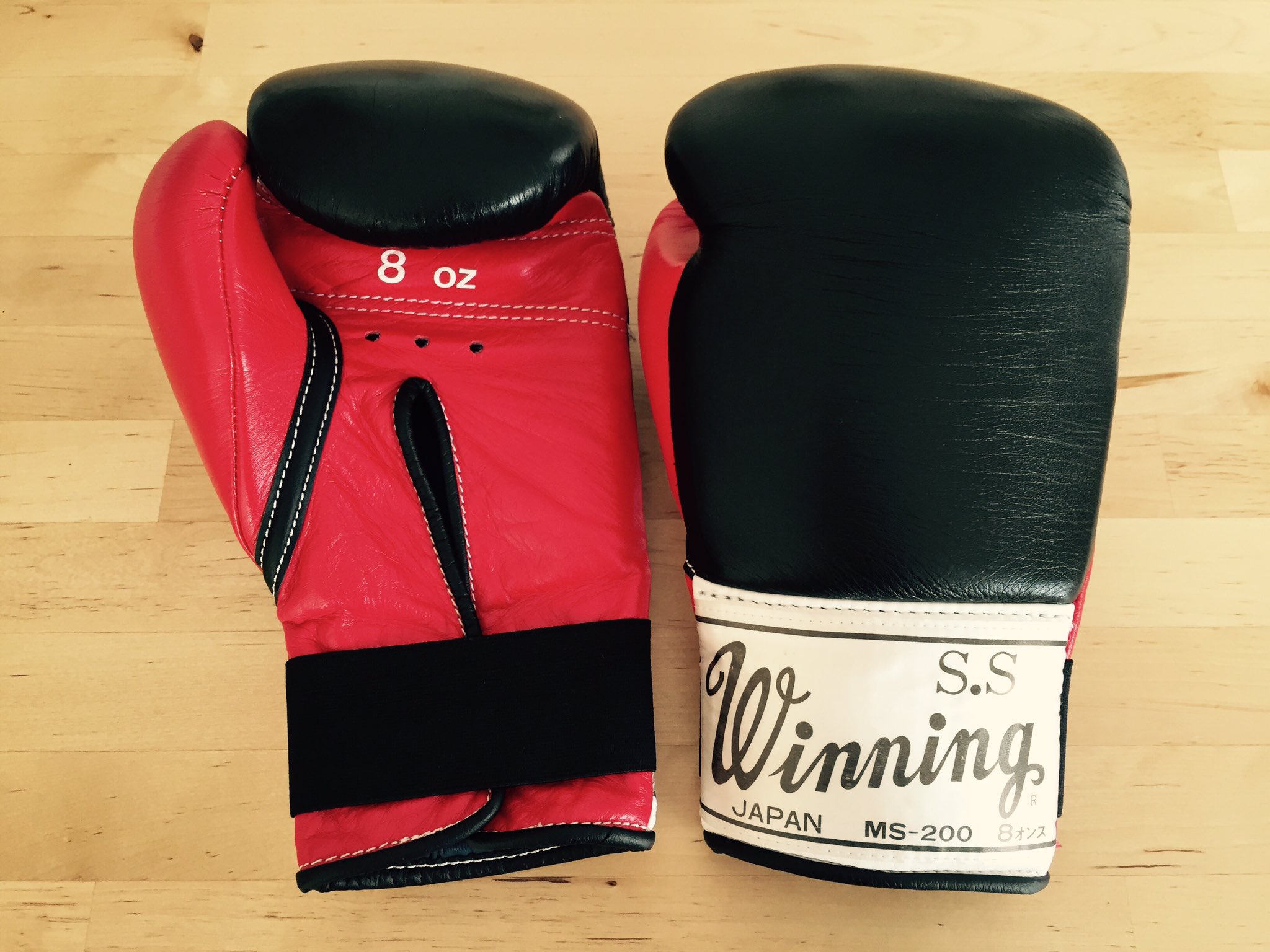 Visitors Boxing Club ウィニングボクシンググローブ これも当時アメリカ屋さんで特注したグローブ パンチングと同じ配色にし カッコイイ旧ロゴver ゴム式に替えたので脱着は楽チン ボクシングレッスン ダイエット パーソナルトレーニング Visitors Boxing Club ウィニングボクシンググローブ これも当時アメリカ屋さんで特注したグローブ パンチングと同じ配色にし カッコイイ旧ロゴver ゴム式に替えたので脱着は楽チン ボクシングレッスン ダイエット パーソナルトレーニング