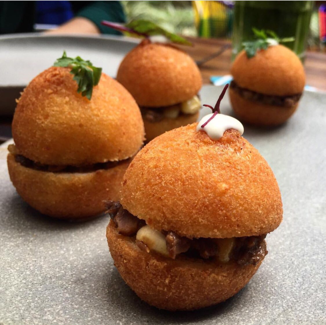 LocalByRausch's tweet photo. ¡Nada más colombiano que nuestros buñuelos! Y estos con chicharrón acevichado son una verdadera delicia!!! 😏🍢🔝 #LocalByRausch #Colombia https://t.co/UM12zNN8b1