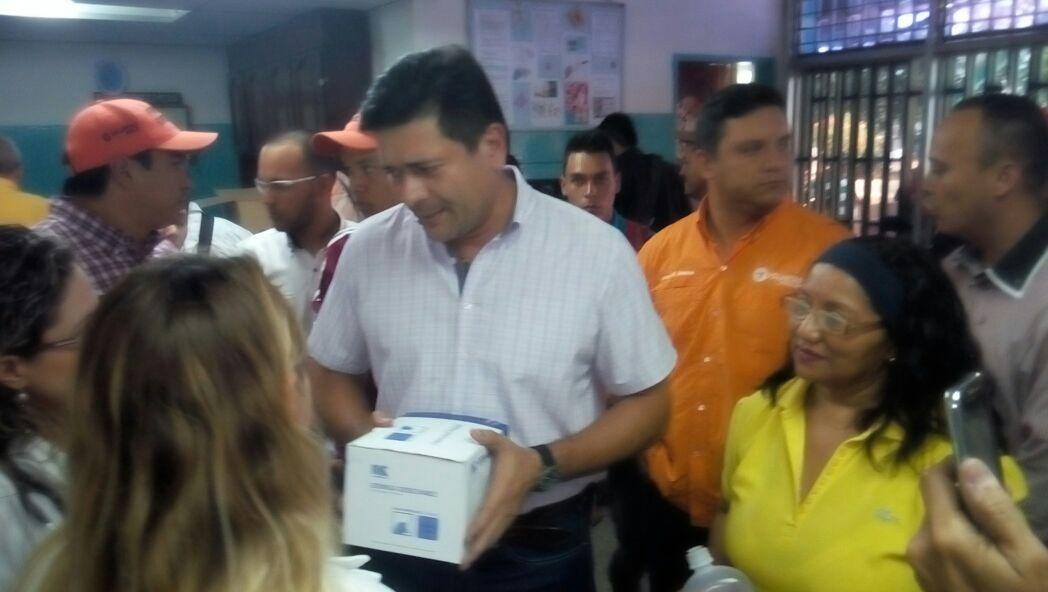 freddysuperlano's tweet photo. Todas las cajas de insumos médicos de #RescateVenezuela q entregamos en el Ambulatorio Los Pozones #Barinas se los llevo hace poco EL SEBIN. https://t.co/mpIT481LO4