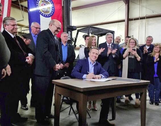 mikeparson's tweet photo. Proud to be with our Governor @EricGreitens, @hrehder, @Drdanwbrown, and so many others today who made Right-to-Work possible in Missouri! https://t.co/www6zFzKpq