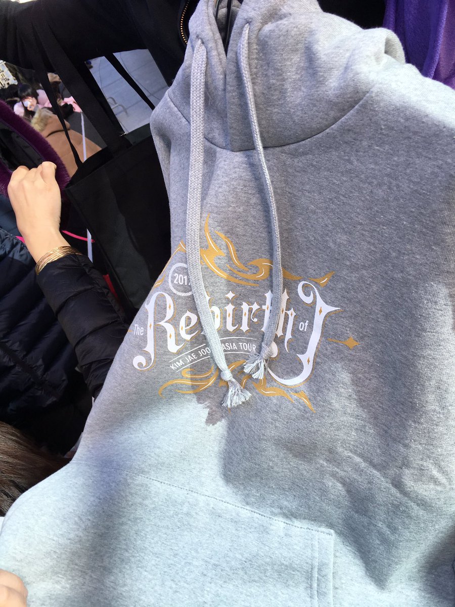 [PIC] 170207 “Kim #Jaejoong Asia Tour Concert in Yokohama ‘The REBIRTH of J’” ― Official Goods: Gray Hoody #김재중 #ジェジュ cr.onekiss12626