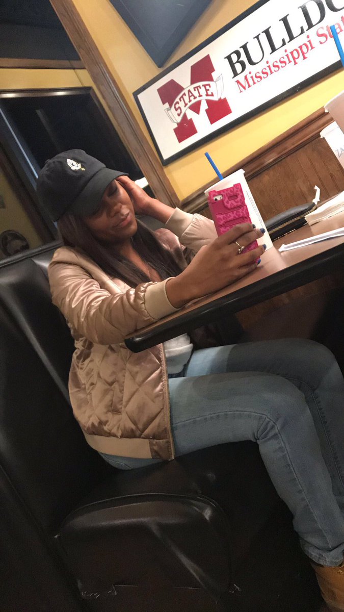 ManiJay_'s tweet photo. So I'm taking pictures and my boyfriend say " hold on baby let me be yo photographer "🤦🏽‍♀️💋 https://t.co/3zIbVWIAlM