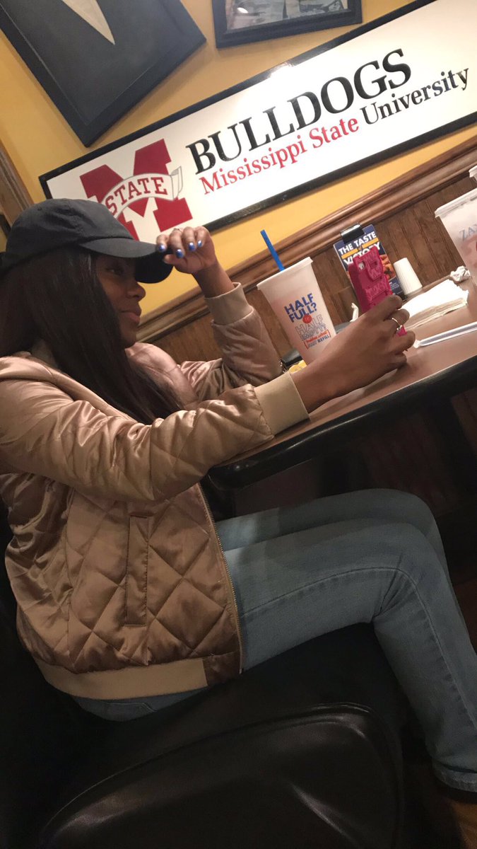 ManiJay_'s tweet photo. So I'm taking pictures and my boyfriend say " hold on baby let me be yo photographer "🤦🏽‍♀️💋 https://t.co/3zIbVWIAlM