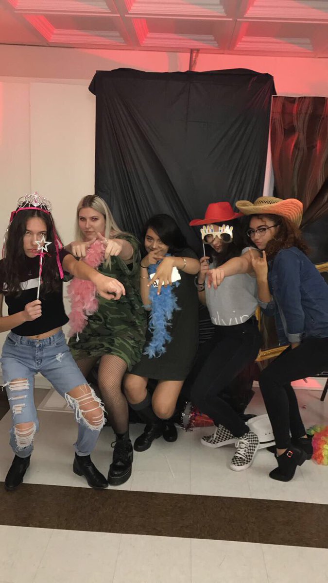 m_dislx's tweet photo. SOME of my favorite ladies? yes ma'am.. @alexis_clancyy  @alexiaearena  @Stefaanyy__  @sydneyygill https://t.co/CsLE9Zusn5