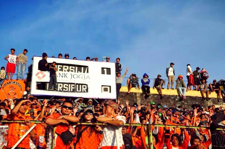 Thejacka_12's tweet photo. Persija Jakarta 1-0 persipura at @Mandala_Krida #7Februari2012 https://t.co/ONyOv9l8bD