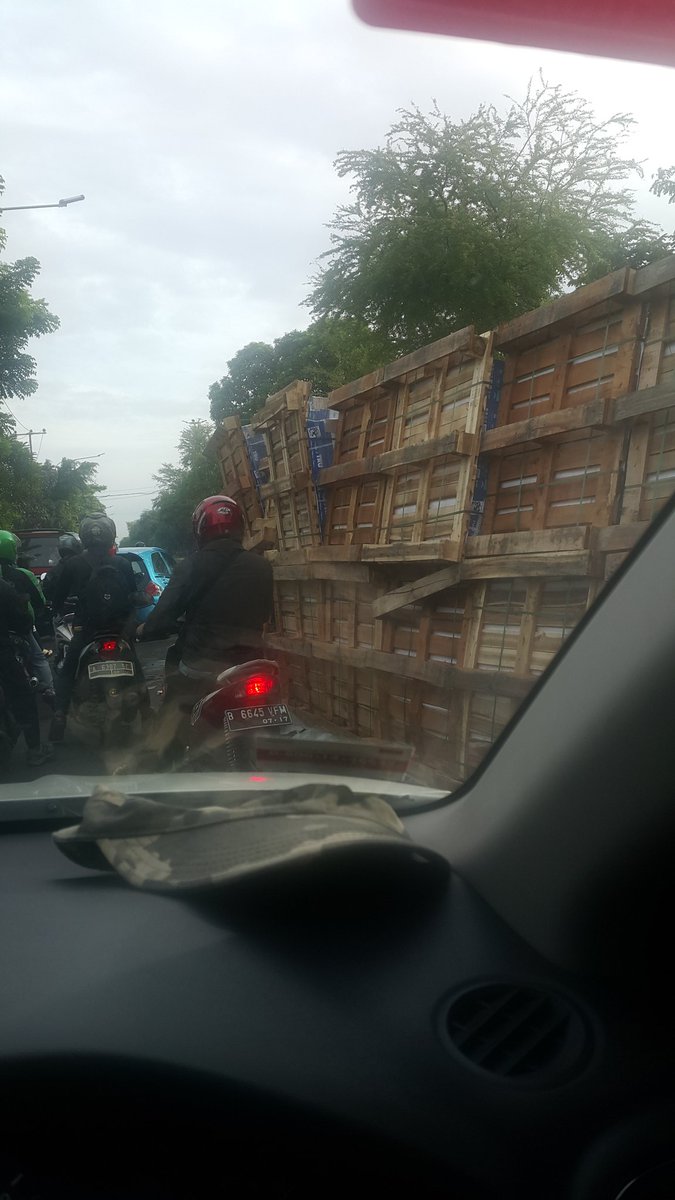 decharlee's tweet photo. @RadioElshinta jalan arah ke jembatan 3 dr pesing ada brg yg tumpah di jalan https://t.co/XuWKoMoTA0