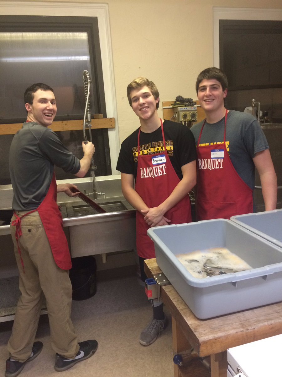 SRRaiderhoops's tweet photo. Servant leaders! 183 meals served. #RaiderPride https://t.co/4ivOxdCJwz