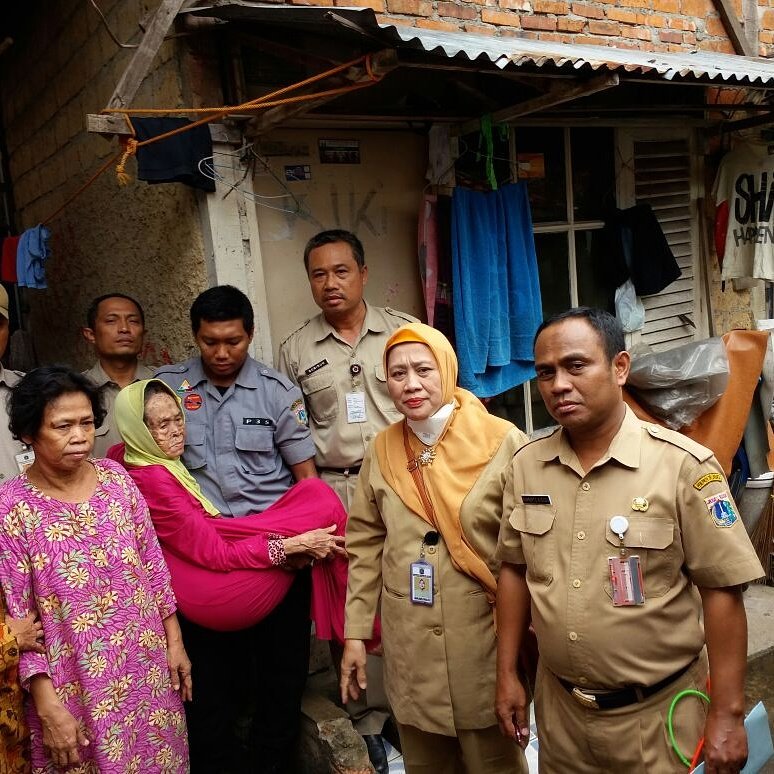 sudinsosjs's tweet photo. Satpel Sosial Kecamatan Menteng Dalam menyelamatkan OT untuk selanjutnya dirujuk ke PSBI 01 kedoya https://t.co/k0Z3iGkjT0