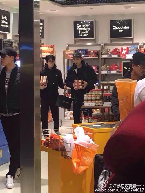 baekmybyuns's tweet image. Exo loved our maple cookies, they have to come back 😣 #EXOrDIUMinVancouver #EXOrDIUMinCanada