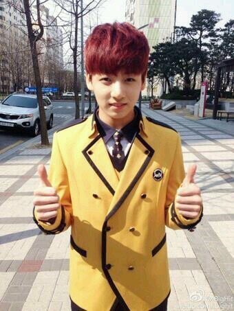 GoldenJK0901's tweet photo. SOOOO GROWN UP ALREADY #정국아졸업축하해 #JKGraduationDay  🎓❤ https://t.co/72QJrjeYjz