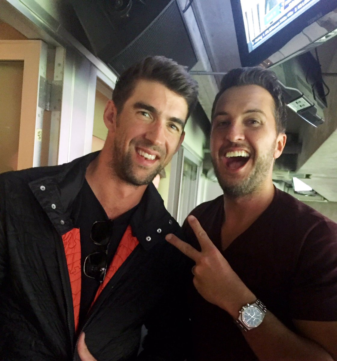 We had a blast last night. Good to meet ya @MichaelPhelps. #superbowl https://t.co/yhNAbSMe8o