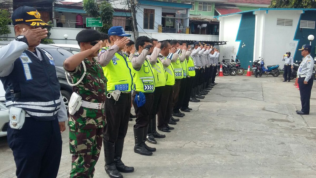 OperasiPolri's tweet photo. @TMCPoldaMetro  TNI, POLRI &amp; Dishub apel sebelum pelaksanaan Operasi Lintas Jaya di wilayah Jakarta Timur. Diingatkan => Patuhi Peraturan ! https://t.co/8MZqlL2XKs