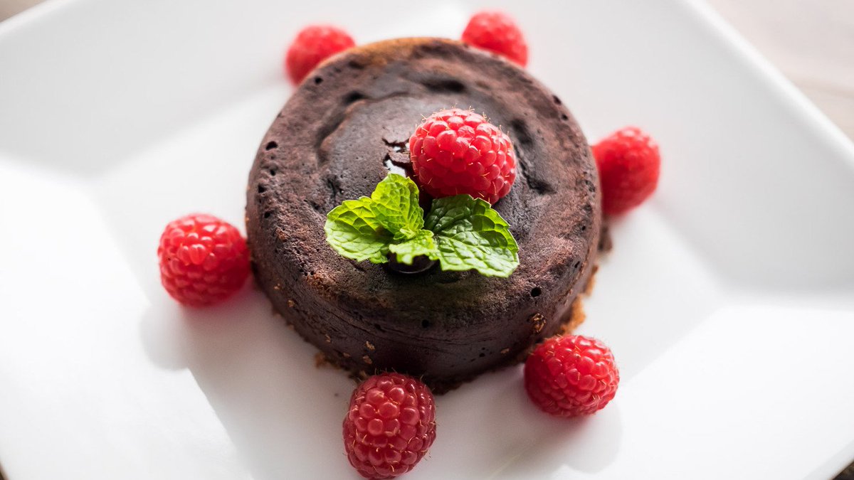 TheMastaChef's tweet photo. Warm, Melty, and Delicious!  #chocolate #ValentinesDay #darkchocolate #yummy https://t.co/if8ZJZ4ges https://t.co/zEkxjkRYVF