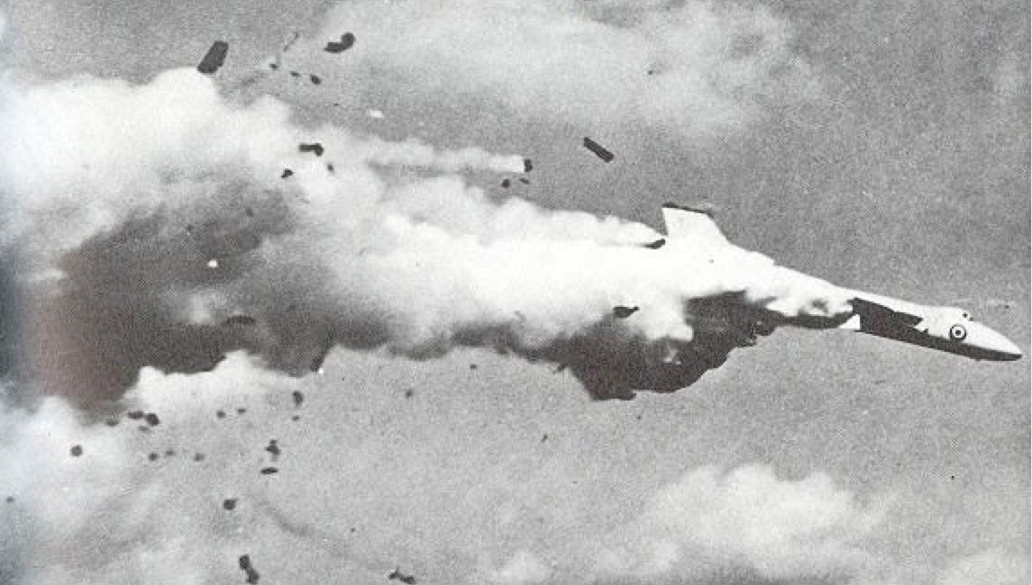 YNHallak's tweet photo. #StructuralFailures: #AvroVulcan #VX770 (1958). #Wings broke off due to #overspeed while rolling. Deaths 4 (all). #aviation #flying #flight https://t.co/MuOiA4au1Q