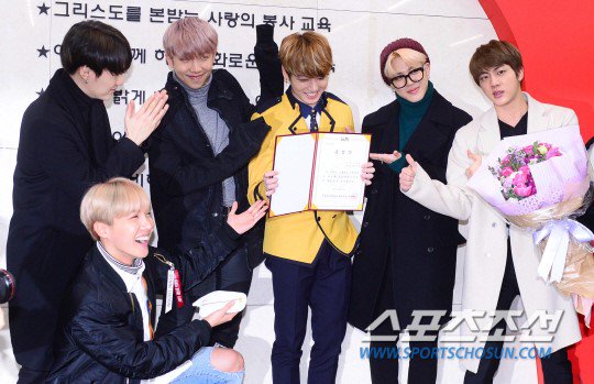 theseoulstory's tweet photo. Happy High School graduation to BTS Jungkook + members came to support! Congrats~ https://t.co/fAXGvAYGFB