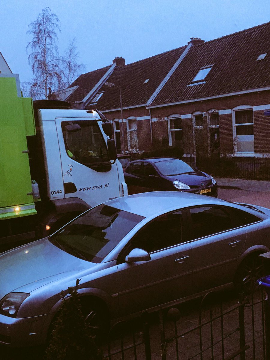 Elke dag WEER parkeer probleem bij doktercentrale Tollius! #Rova # Amersfoort men kan niet parkeren, NIEMAND kan er langs# uit bed getoeterd