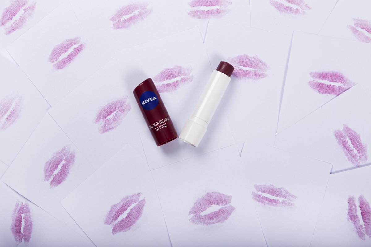 Blackberry Shine’da birleşen; böğürtlenin tatlı kokusu, NIVEA bakımı ve ışıltılı pigmentlerle dudakların hep başrolde.