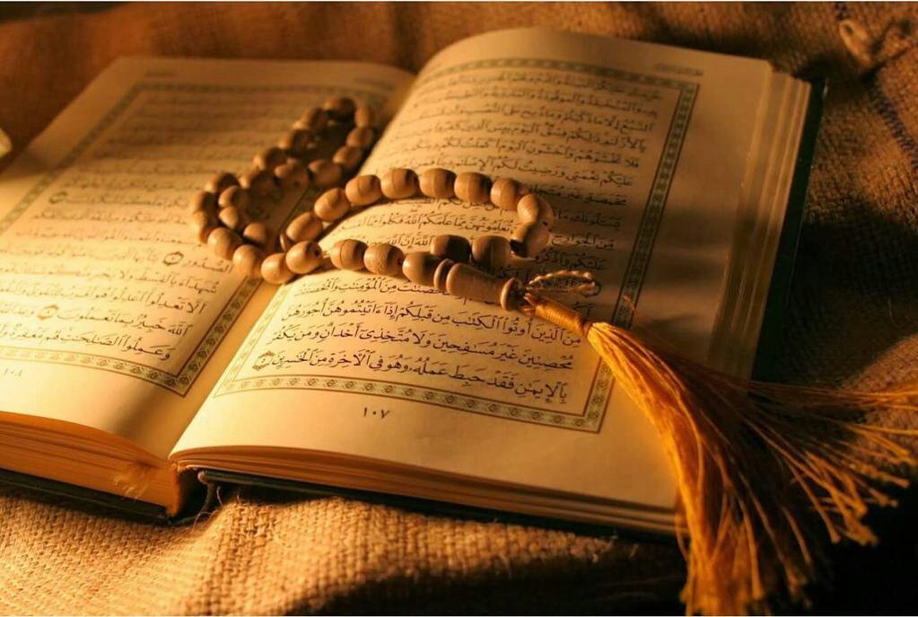 smartmaryam908's tweet photo. رسولﷺ نے فرمایا ۔۔۔ 
قرآن پڑھا کرو کیونکہ قیامت کے دن یہ اپنے 
پڑھنے والے کا سفادشی بن کر آئے گا۔۔۔❤ https://t.co/2SMGESw6MK
