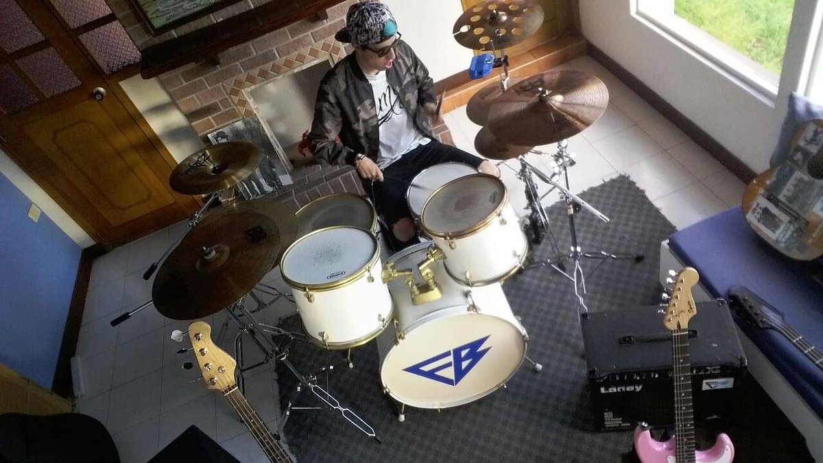soyfabicubillos's tweet photo. Trabajando eñ nuevo material.
#IamFB #IamFBalbum1 #RevolutionPop https://t.co/49QHBOO1kN