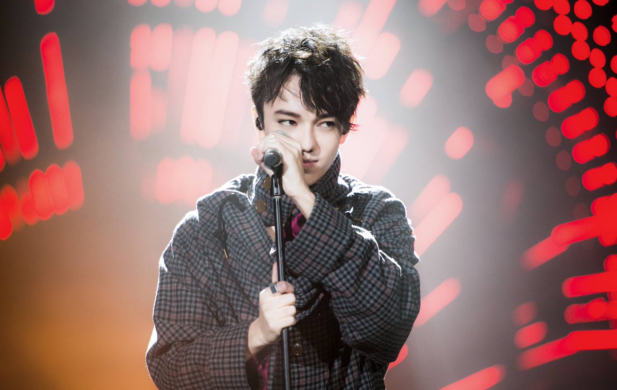 димаш кудайбергенов. димаш кудайбергенов сингер 2017. девочка с микрофоном. девочка поет. Tracy whitney.