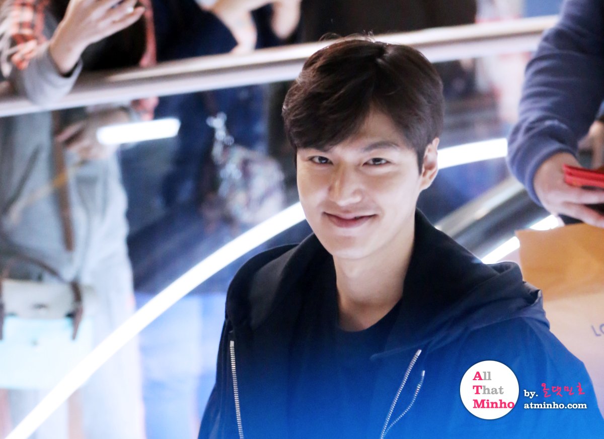 atminho's tweet photo. #이민호 먼거리..유리창.. 화질안습 ㅠㅠ 그럼에도 불구하고 심쿵..  @ActorLeeMinHo 잘 갔다와~~ ^^ https://t.co/auepMtvaB6