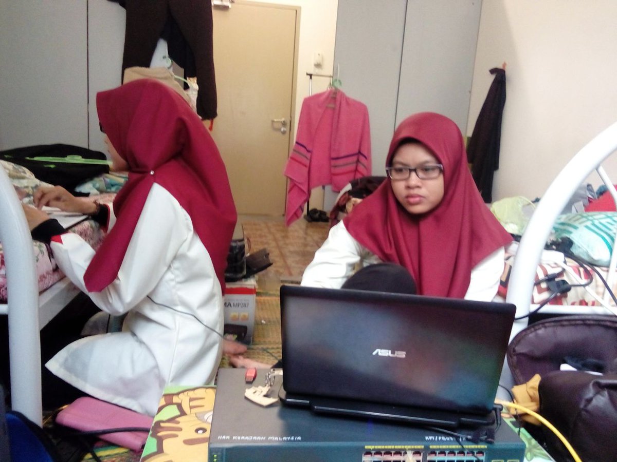 maxxniss's tweet image. Sebelom presentation fyp 😑 seperti mne bilik berserabut seperti itu lah otak kami berserabut 😂 #terobek #networkingstudent