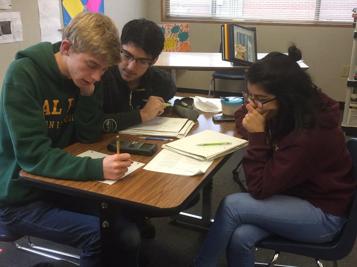 AnniePetrie4's tweet image. The spirit of being a collaborative team in @NapaHigh Math classes... #Math2 #APCalculus #APComputerScience #Academics #Team @napatribe 💙💛