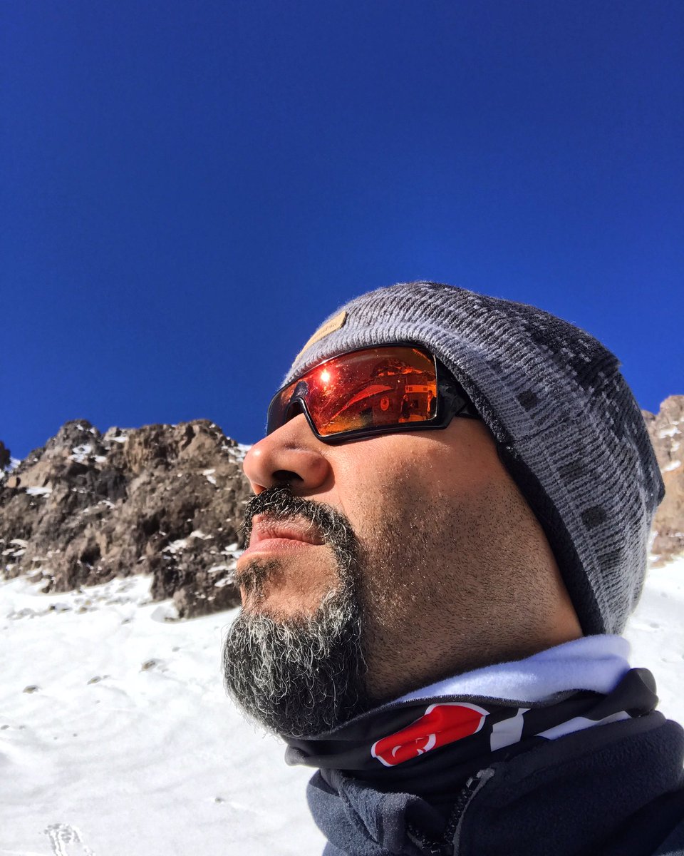 يلي عاش التجربة يعرف ايش قاعد يدور في راسي و انا أنظر للجبل والقمة التي هزمتني اليوم ولكن لن تهزمني غداً وإن غداً لناظره لقريب.