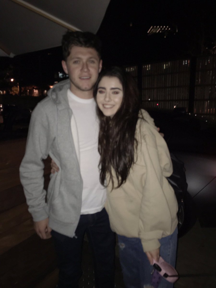 hazedlove's tweet photo. thank you so much for tonight @NiallOfficial I love you so much I'm sorry that my puppy bit you lol 💖 https://t.co/fmxXFjNAMl