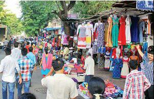 Meharajkhan's tweet photo. #CongressForMumbai #Foothpath has been occupied by shop owners across #Mumbai ppl are forced to walk on roads #WhereIsMyFoothPath #BMC https://t.co/mrOmPXGtMH