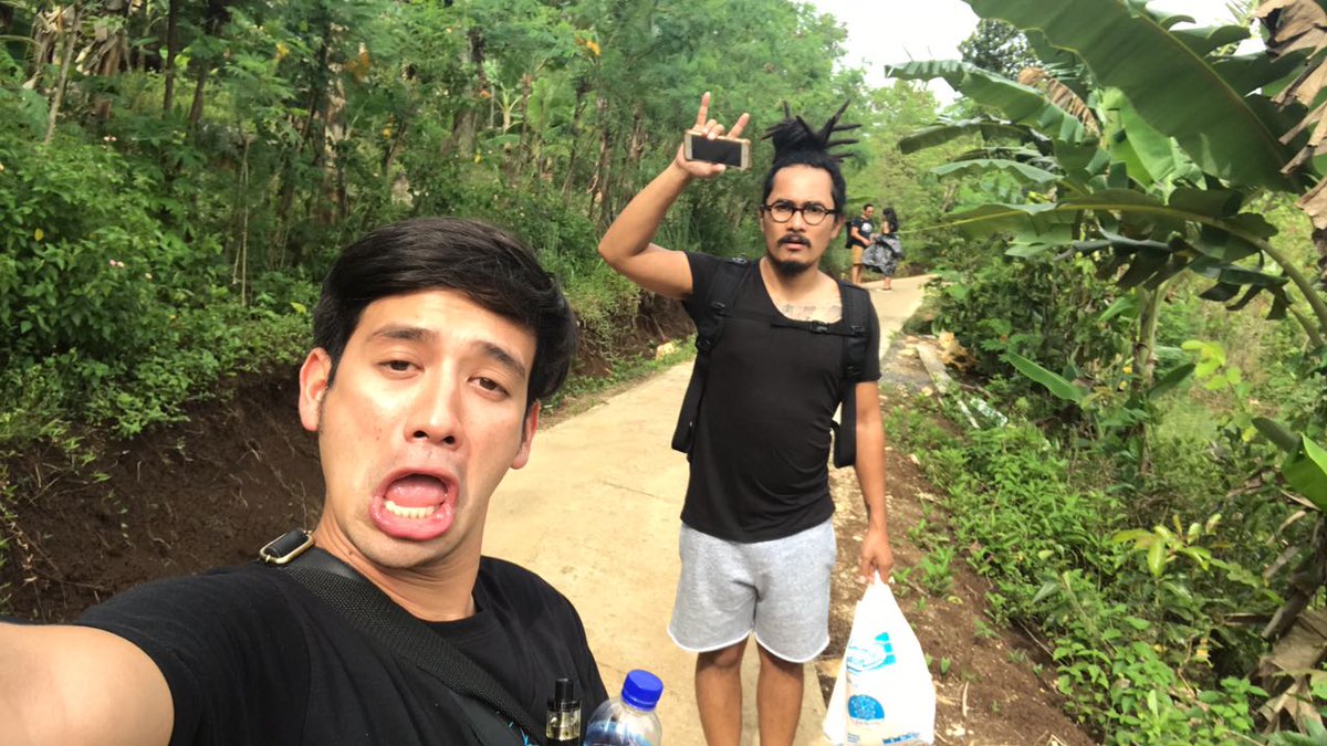 TarraBudiman's tweet photo. Syuting pagi, mari bung kita semangat mengais rejeki agar bisa lancar menafkahi :D #timpencarirejeki https://t.co/GR8bvoeKbp