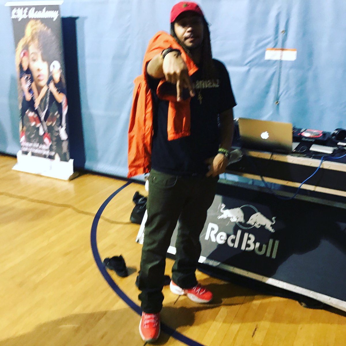 sdotvstheworld's tweet photo. #jookinvsturfin #redbull #turfdancer #turfdancing #memphis #BayArea #reebok https://t.co/e43egoZZA2