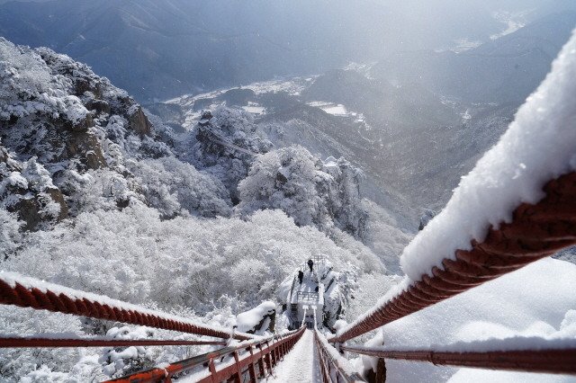 <가자, #눈산행② 호남의 금강산, 대둔산의 아름다운 설경이야기>
떠나가는 겨울이 아쉬워 준비한 겨울눈꽃산행 시리즈 그 두번째! 대둔산입니다 :)
몸에 힐링이 되는 산, 대둔산의 기운을 맘껏 받아가세요~ ▶bit.ly/2kE2Kpa
