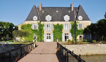 WgetDemocracy's tweet photo. JEU CONCOURS 

QUELLE DIFFÉRENCE  ENTRE CES 2 CHÂTEAUX DANS LA SARTHE ?
EN VENTE A 1 392 000 € 
LE SECOND ESTIMÉ  A 750 000 € 
#FillonGate https://t.co/4JMgbe5spc