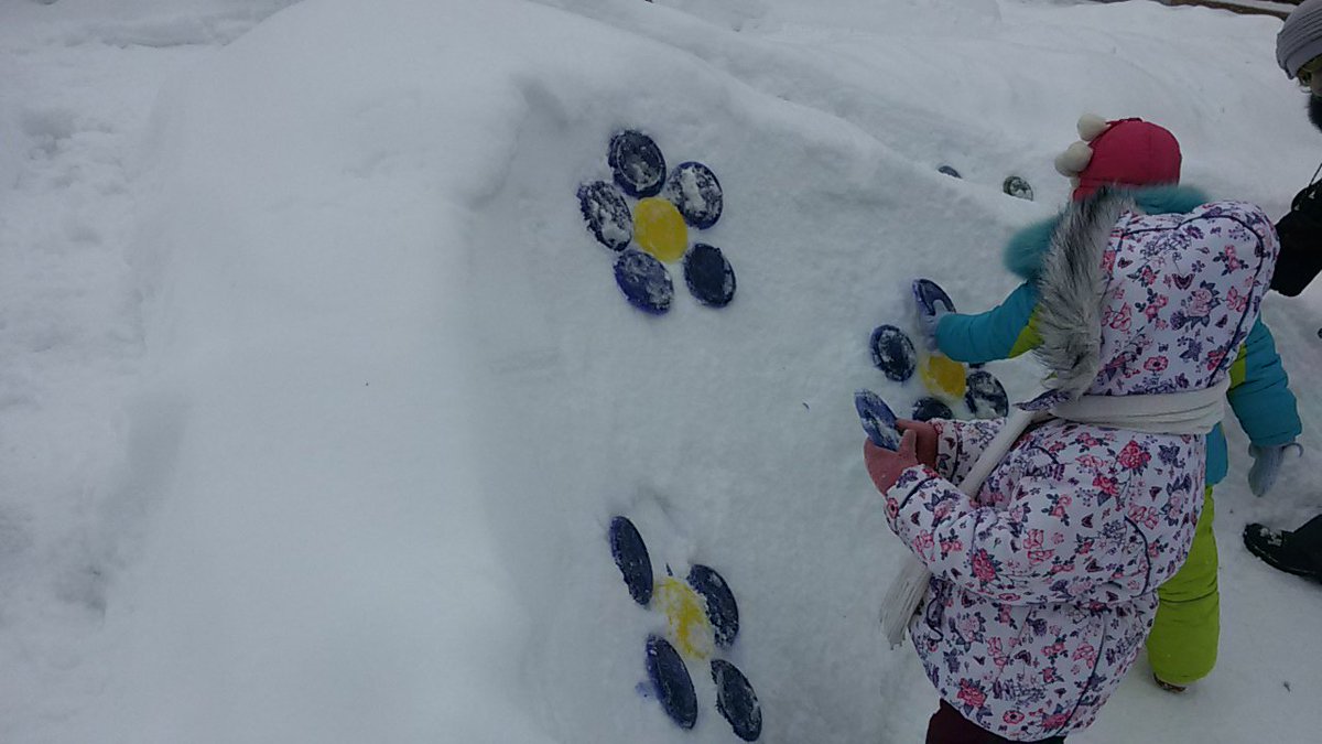Украшаем нашу горку цветными льдинками❄️