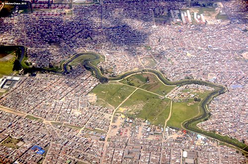 RazonPublica's tweet photo. ¿Qué sociedad se refleja en el río Bogotá?  Por Rafael Colmenares Q.E.P.D. https://t.co/MA7aI8Tdxs @AmbienteBogota @CAR_Cundi @Bogota https://t.co/VkjyTPGr7k