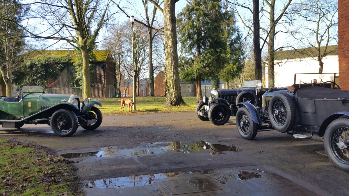 A scrum (correct collective noun?) of vintage Bentleys outside Historit this morning. Beautiful day for it! @bicesterheritage <a href="/EwenKingsbury/">Kingsbury Racing</a>