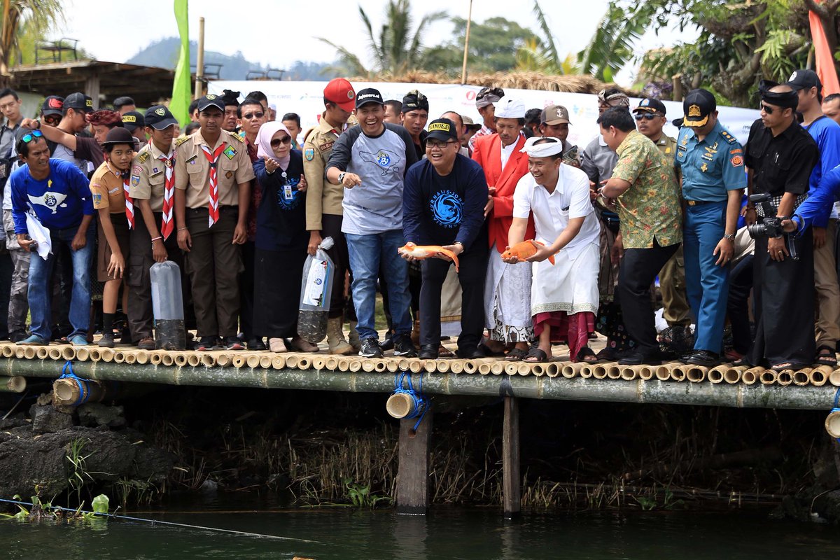 jojonersid's tweet photo. Bagian dari rangkaian acara HUT Jojoners Ke-3 bersama Menteri Koperasi dan UKM Puspayoga, menebar benih ikan di Danau Batur. https://t.co/o2e5mC9cwX