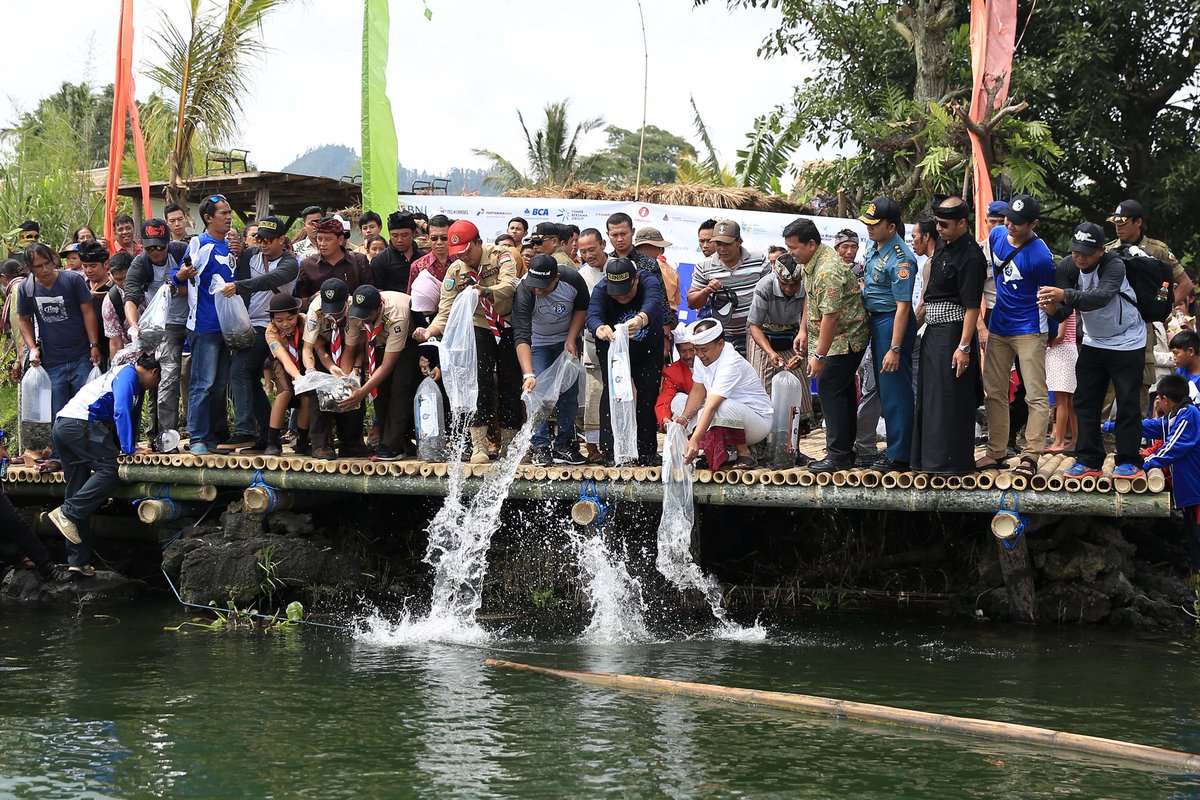 jojonersid's tweet photo. Bagian dari rangkaian acara HUT Jojoners Ke-3 bersama Menteri Koperasi dan UKM Puspayoga, menebar benih ikan di Danau Batur. https://t.co/7Z13wmK2wr
