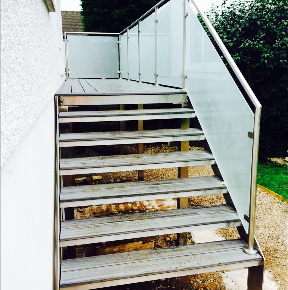 McGaffigansIron's tweet photo. Fully stainless steel balcony with frosted privacy glass 👍
#glass #balustrate #balconies https://t.co/WxzfQzyleT